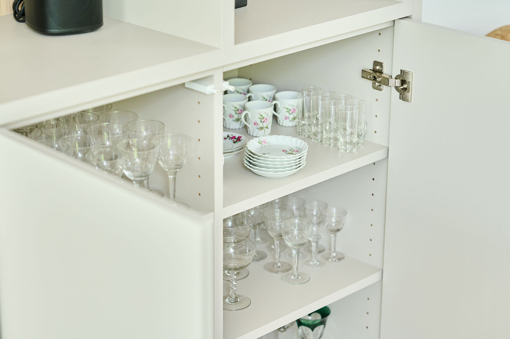 Rangements pour vaisselle dans placard sur mesure dans l'émission Ons huis/nieuw huis