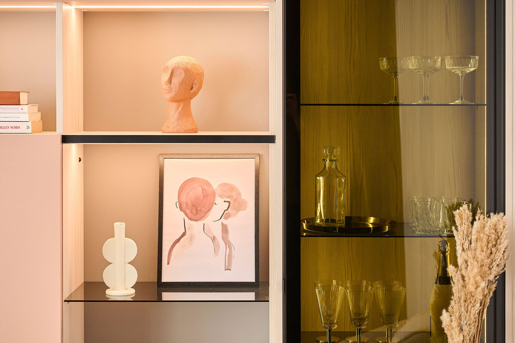 Open nissen in de tv meubel met plaats voor decoratie en glazen