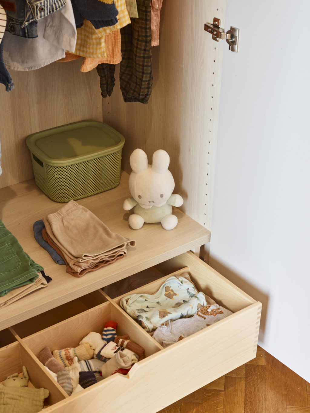 Kinderkamer met lade met compartimenten van Chloë en Tony van Blind Gekocht in Wetteren