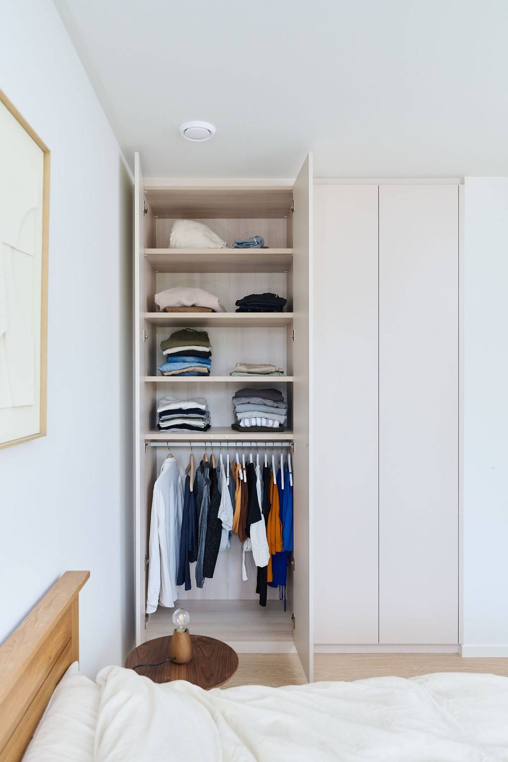 Armoire de chambre sur mesure avec étagères et tringle pour chemises et pantalons