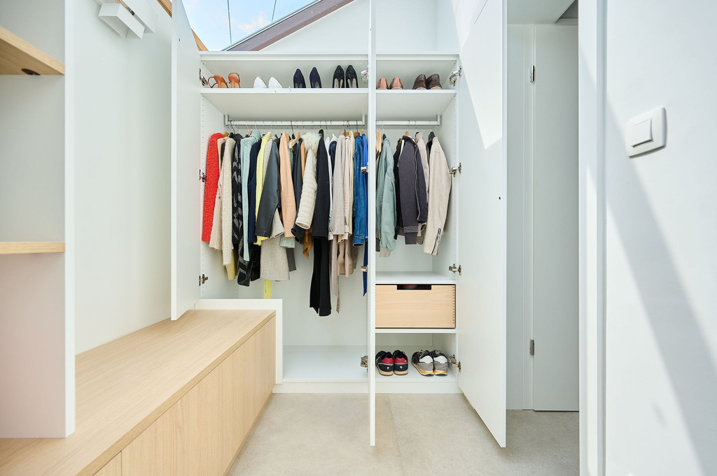 Espace pour suspendre les manteaux dans le vestiaire