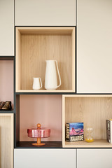 Compartiments ouverts décoratifs en décor bois avec céramique et livres dans meuble TV sur mesure