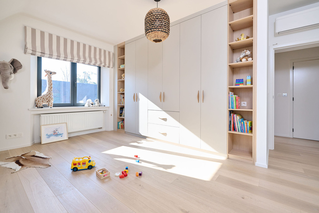 Placard sur mesure en blanc et bois dans la chambre d'enfants