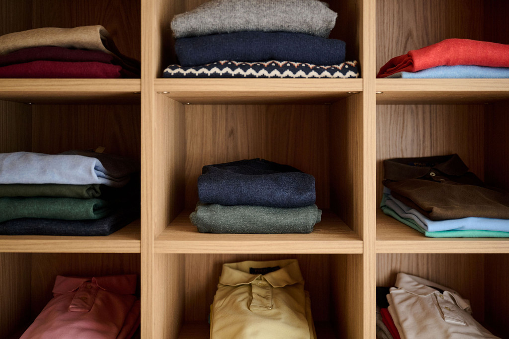 Houten niches op maat in grote dressing