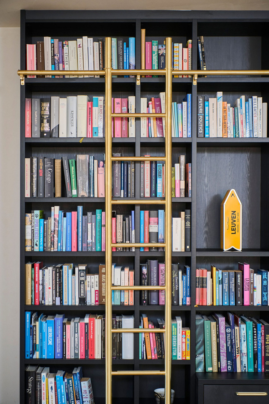 Zwarte bibliotheek met open nissen in de woonkamer van Jonas en Alexandra