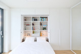 Lit escamotable blanc sur mesure avec dressing dans la chambre d'invités