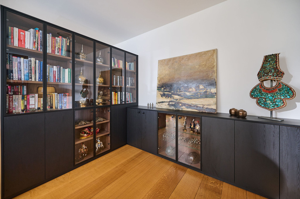Zwarte bureau met glazen deuren in woonkamer