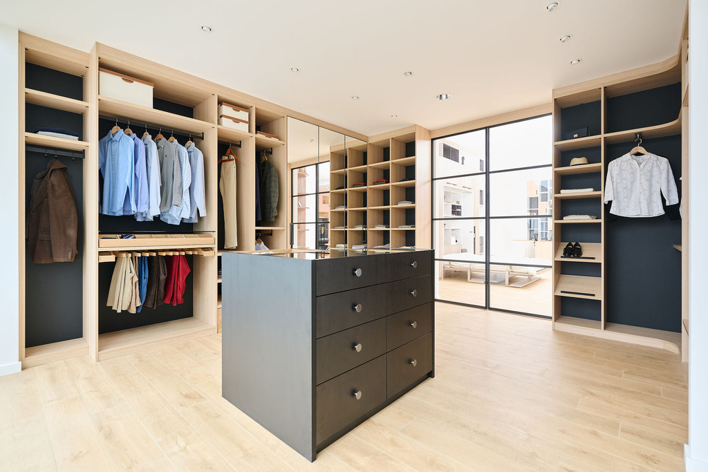 Dressing ouvert en bois avec ilôt central et penderie et étagères à Wavre