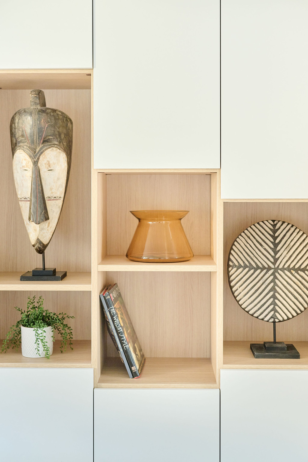 Niches ouvertes pour décoration dans le salon de Kurt et Aurore