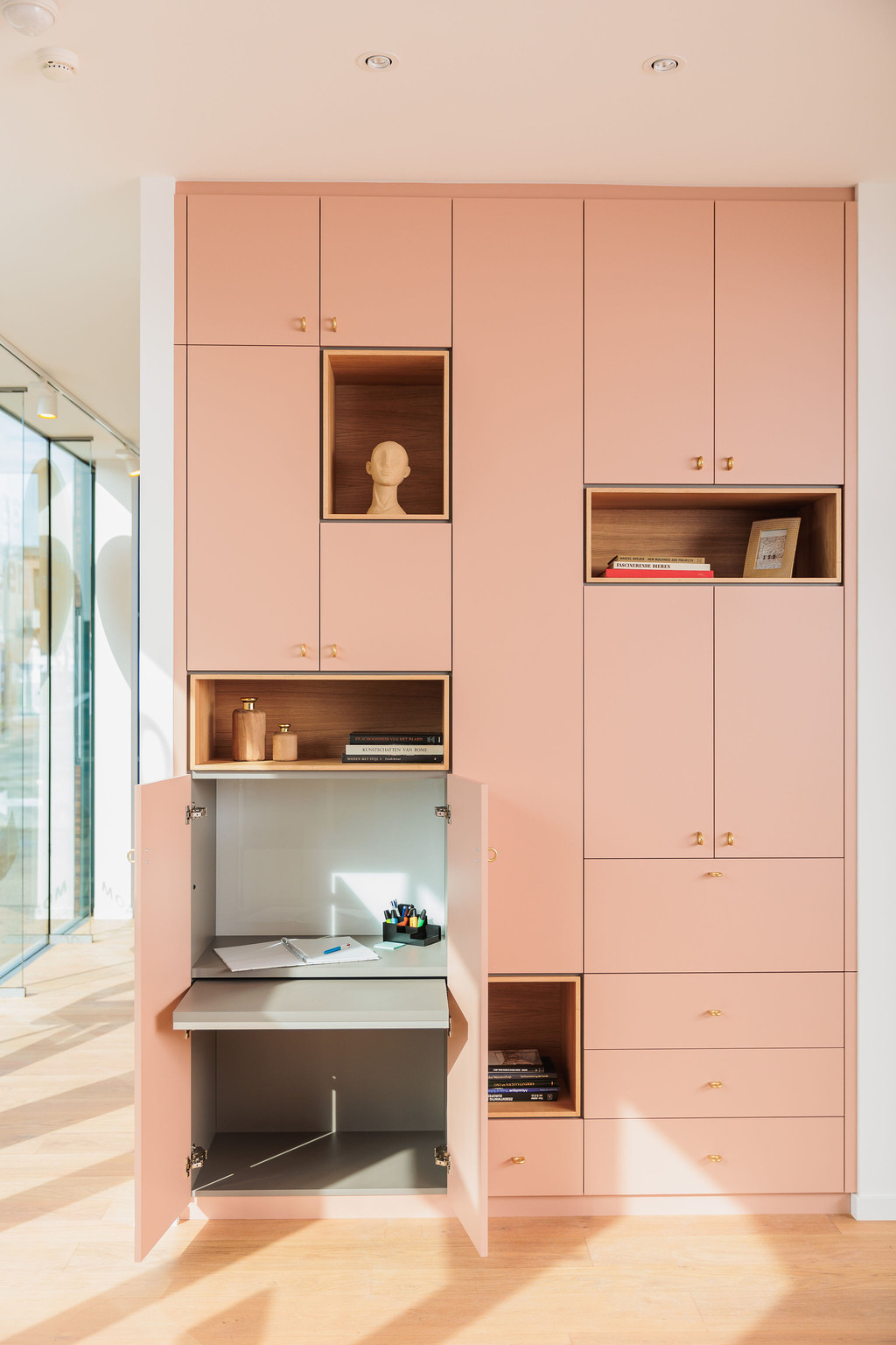 Boekenkast op maat met ingebouwde bureau kasten en bibliotheek in Hasselt