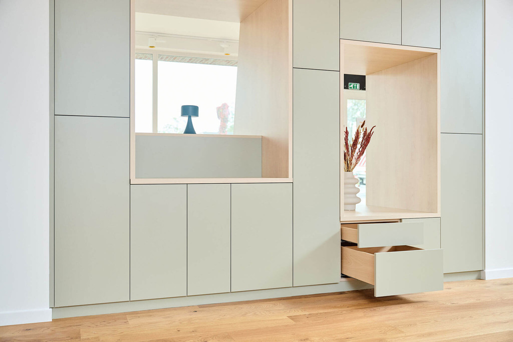Meuble salon en vert sauge sur mesure avec des tiroirs