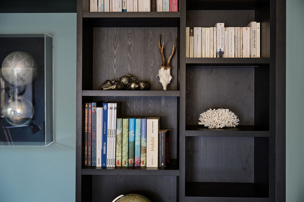 Niches ouvertes noires dans le bureau sur mesure de Loïc