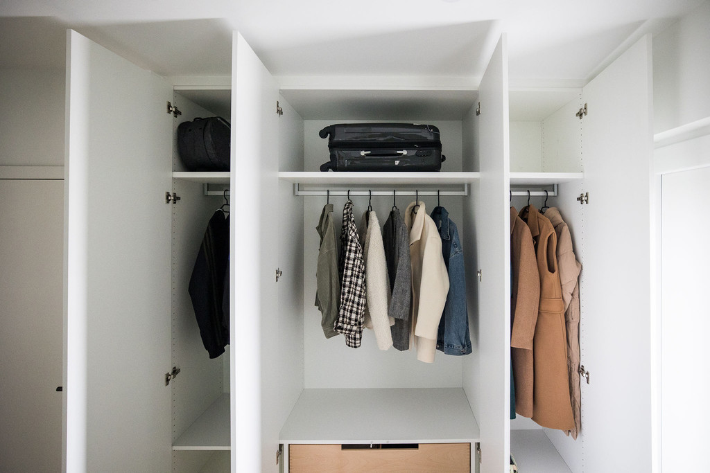 Vestiaire fermé sur mesure dans le hall d'entrée de Nele et Dries dans l'émission Ons huis/nieuw huis