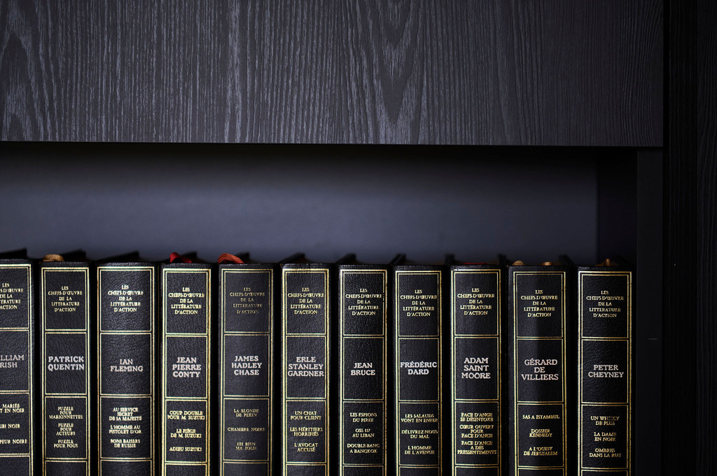 Niche ouverte dans le meuble bureau de Michel