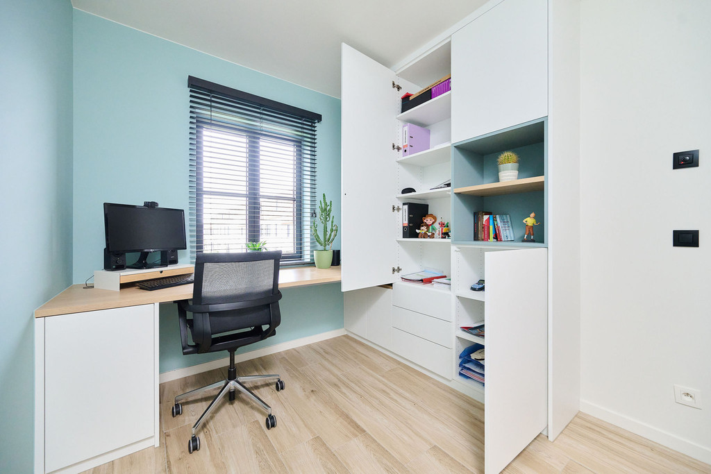 Bureau moderne sur mesure avec armoire fermée et accents en vert fjord