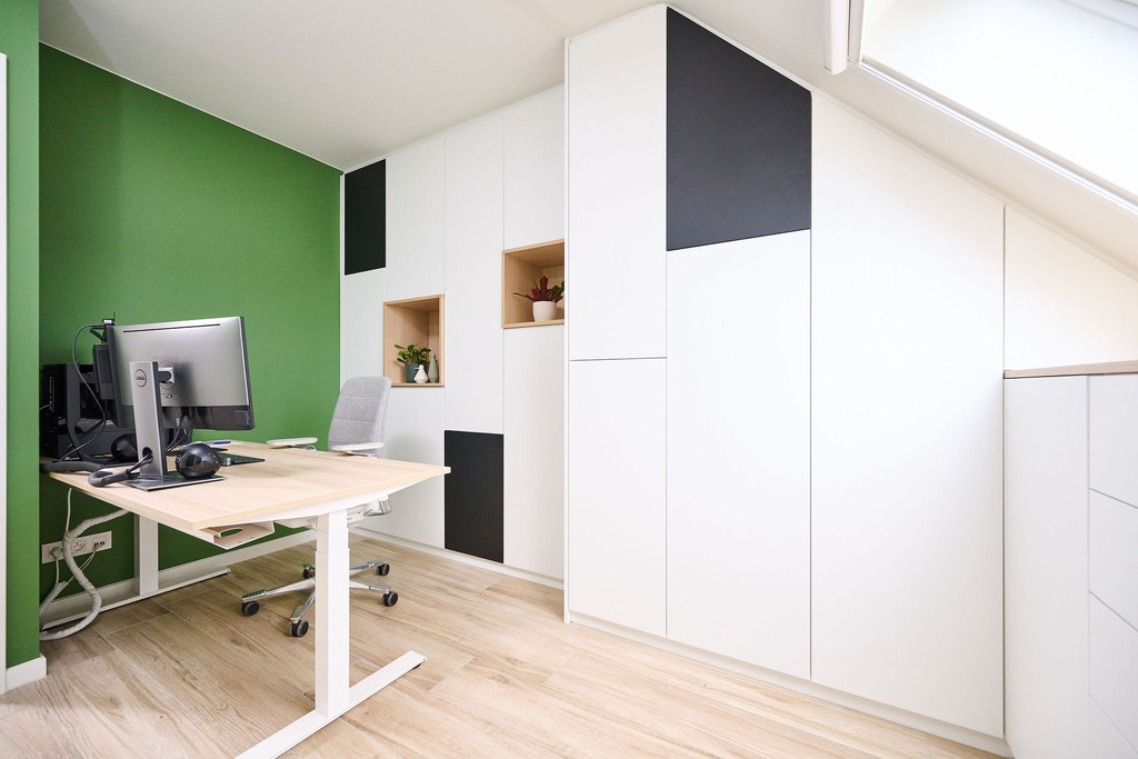 Bureau sur mesure avec portes blanches et noires et espace de rangement pour les vêtements