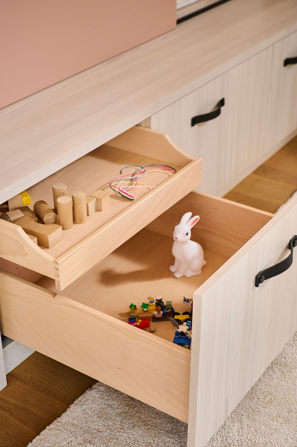 Tiroirs sur mesure en bois dans le meuble TV