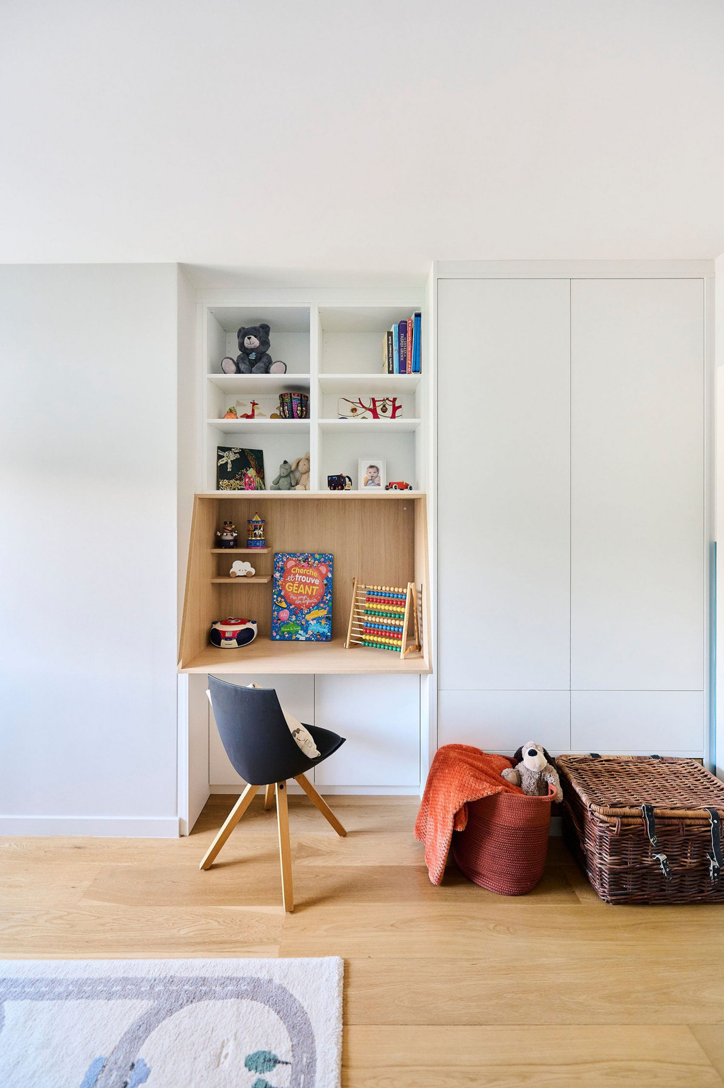 Bureau intégré dans placard sur mesure dans la chambre d'enfant de Louis