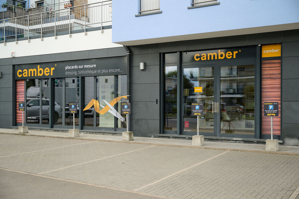 Buitenaanzicht van de Camber showroom in Strassen, met nadruk op eigentijds ontwerp en op maat gemaakte opbergoplossingen