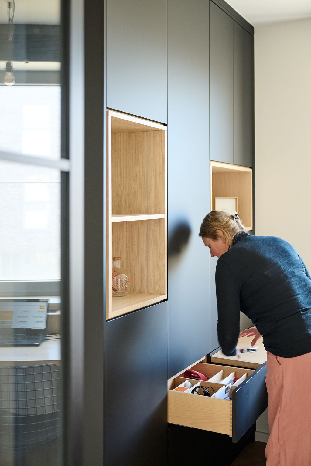 Armoire de bureau noire sur mesure avec niches ouvertes en décor bois et tiroirs organisés pour fournitures de bureau