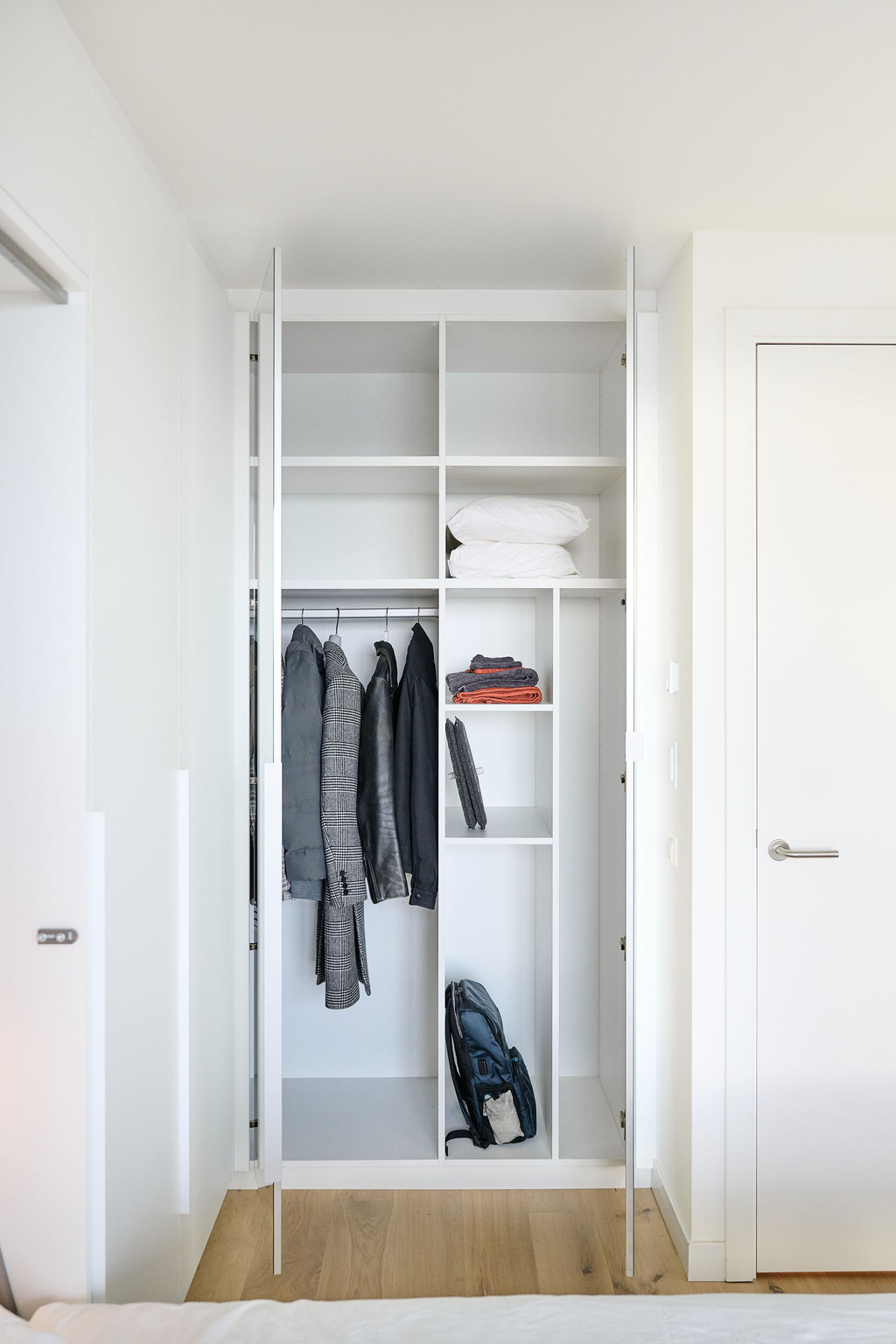 Vestiaire sur mesure fermé dans la chambre à coucher