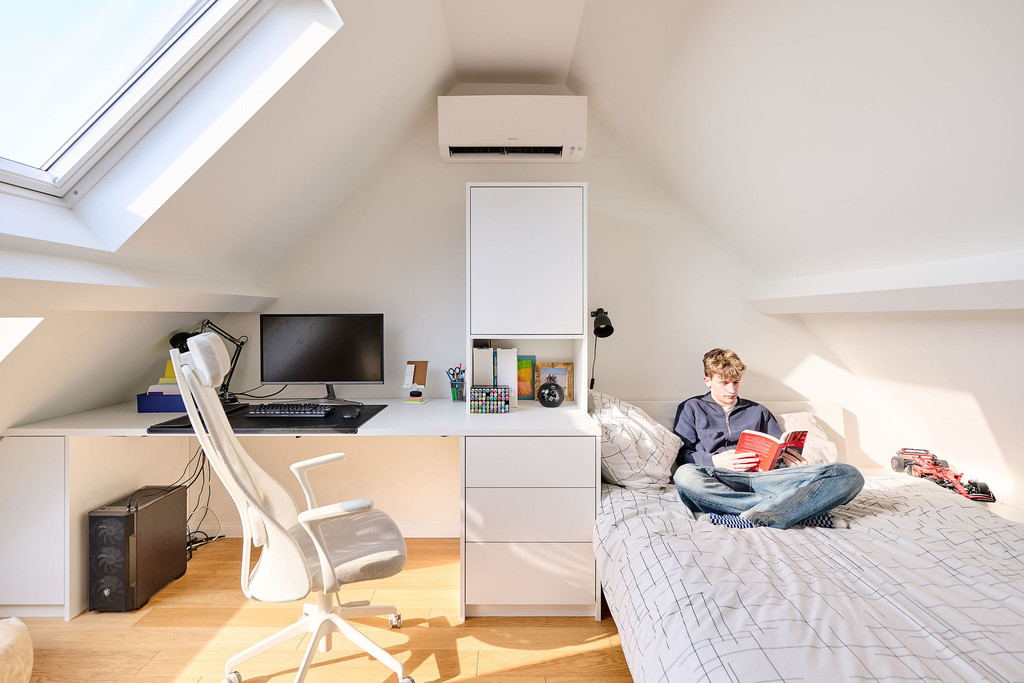 Bureau et lit sur mesure sous pente avec placard et rangements dans une chambre d’enfant