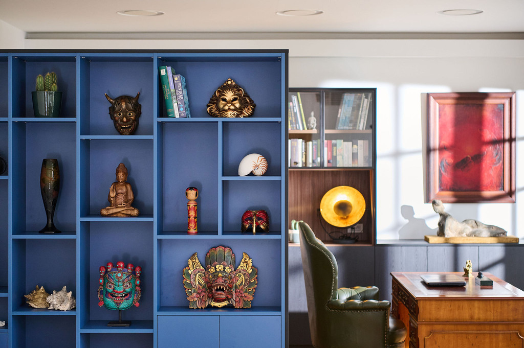 Blauwe roomdivider op maat in de bureau van Adrien