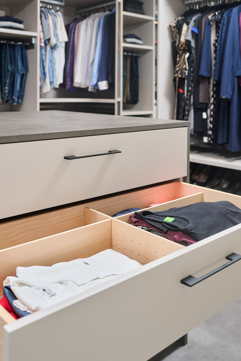 Tiroir compartimenté pour vêtements dans le dressing sur mesure de Sieglinde