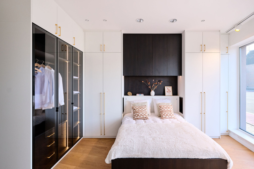 Zwart-witte master bedroom met brugkast in Brugge