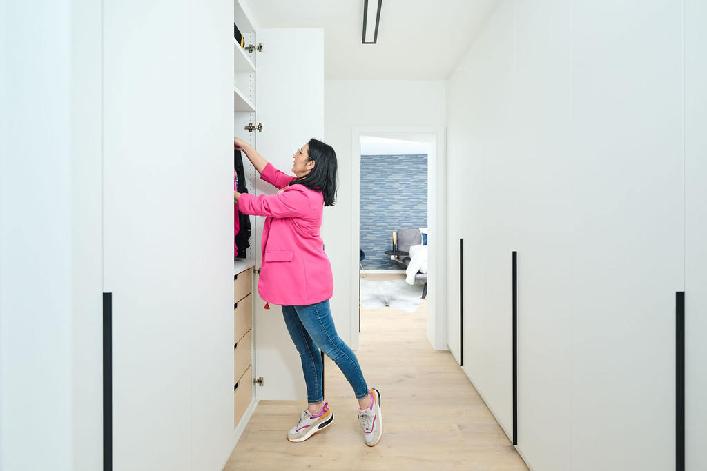 witte dressing op maat in de hal met lange zwarte handgrepen