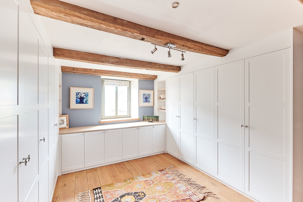 Chambre à coucher rustique avec dressing fermé sur mesure