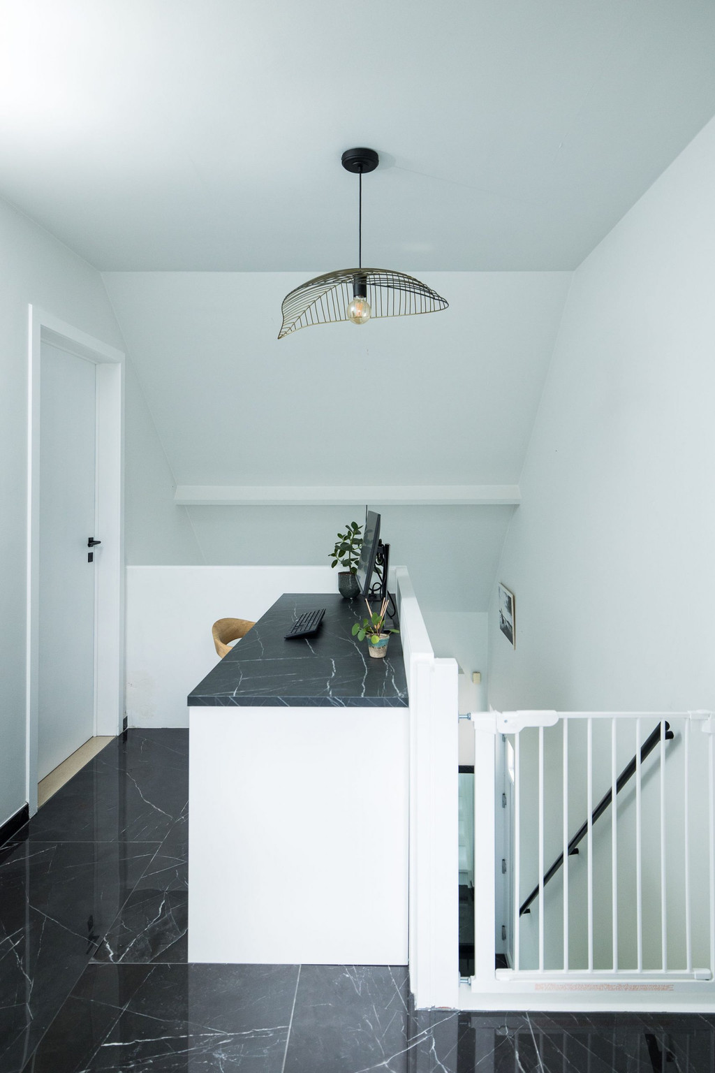 Bureau sur mesure et moderne blanc avec une couleur marbre