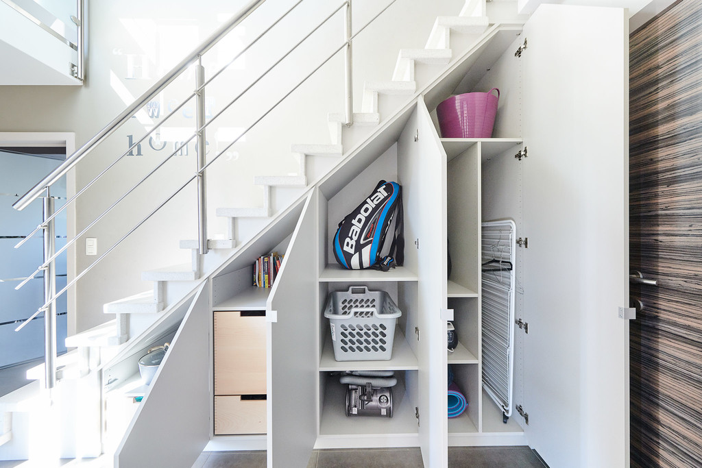 Vestiaire onder open trap inrichten op maat