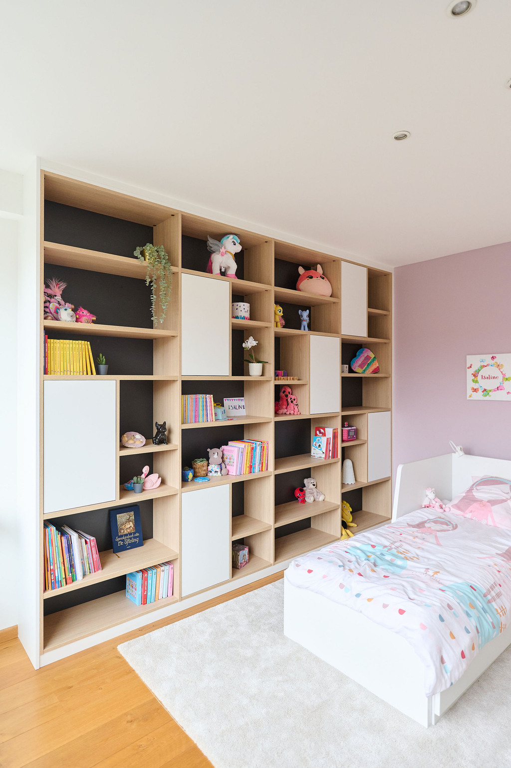 Meuble sur mesure avec niches ouvertes en blanc et bois