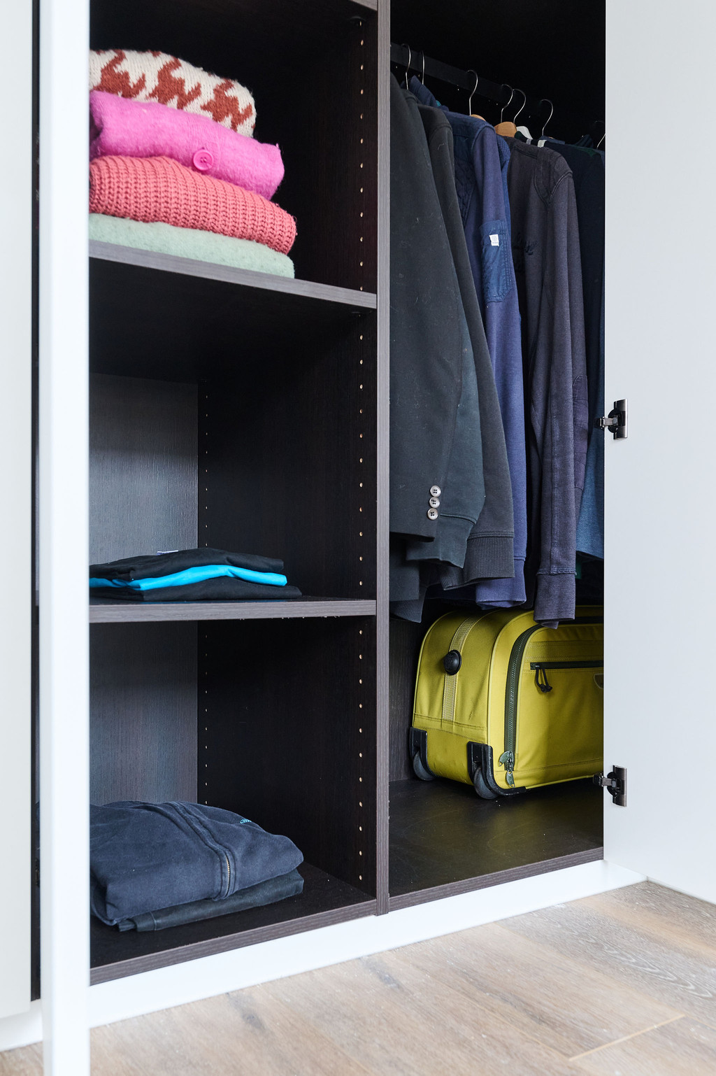 Placard profond sur mesure dans le coin du dressing pour valises