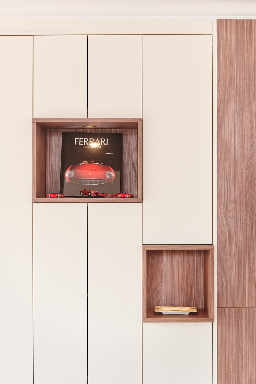 Meuble mural blanc fermé avec niches ouvertes en bois