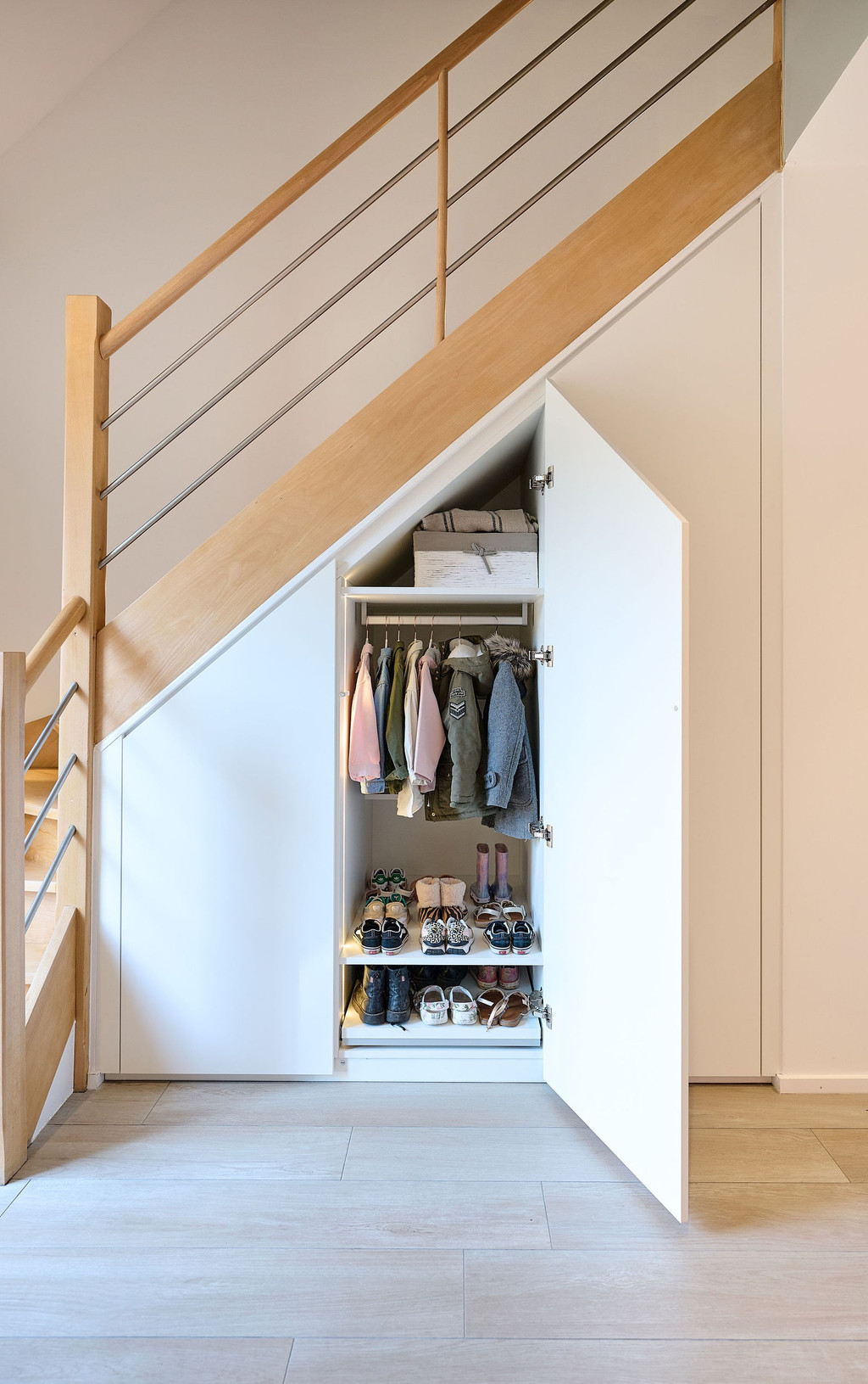 vestiaire sur mesure sous escalier