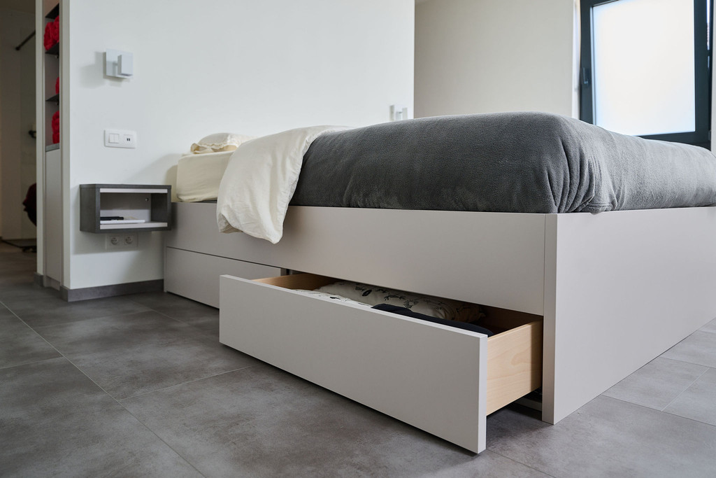 Tiroir sur mesure en bois dans le lit de Sieglinde