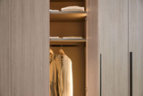 Armoire moderne sur mesure en teinte bois