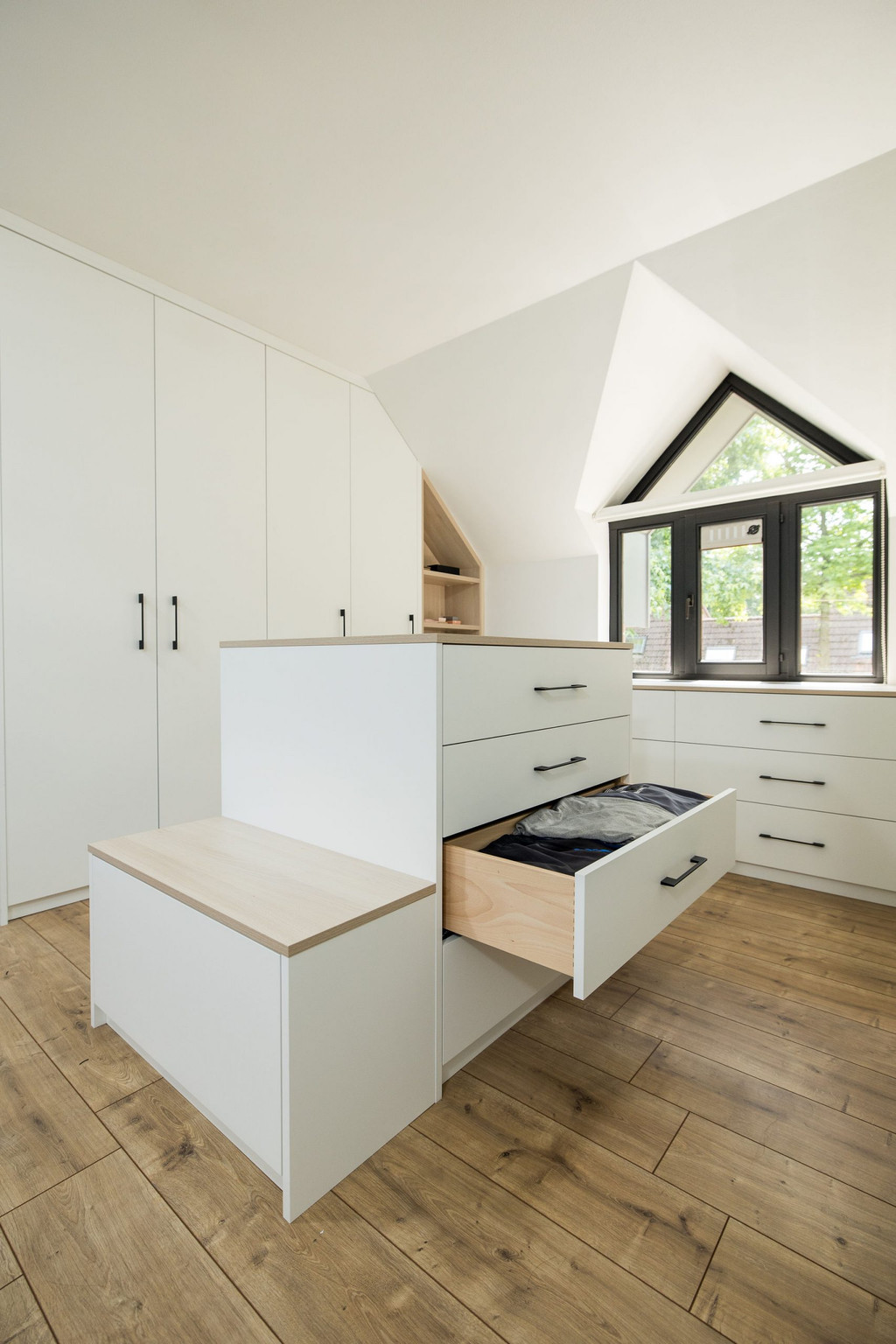 Dressing sur mesure blanc avec assise et ilot central
