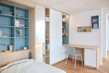 Chambre d'enfant blanc et bleu sur mesure avec bureau intégré à une étagère et une garde robe à Dilbeek