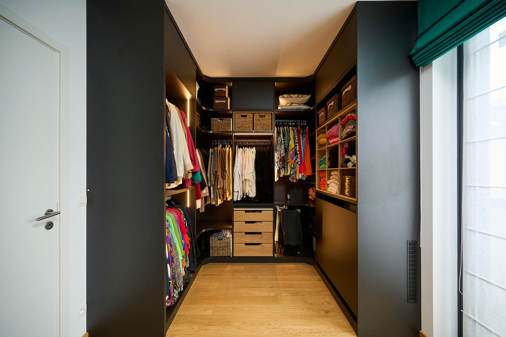 Dressing ouvert noir chez Carine