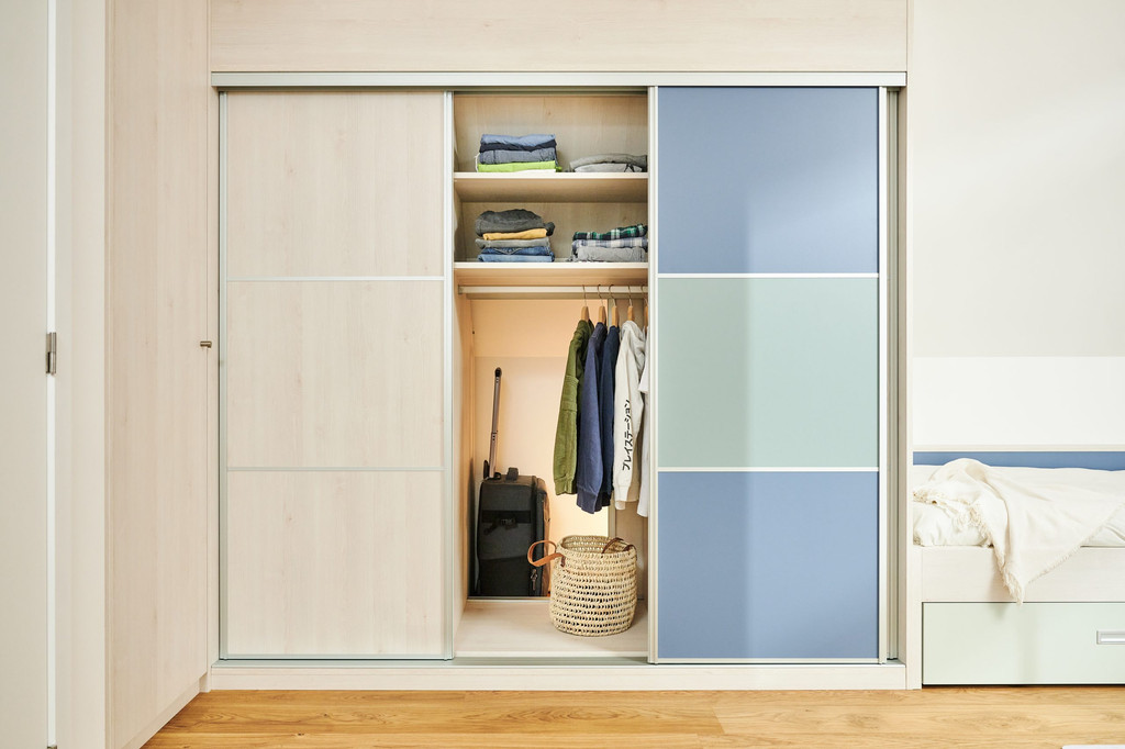 Dressing sur mesure avec portes coulissantes dans la chambre d'enfant