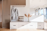 Meuble vestiaire d'entrée blanc sur mesure avec rangement en bois clair