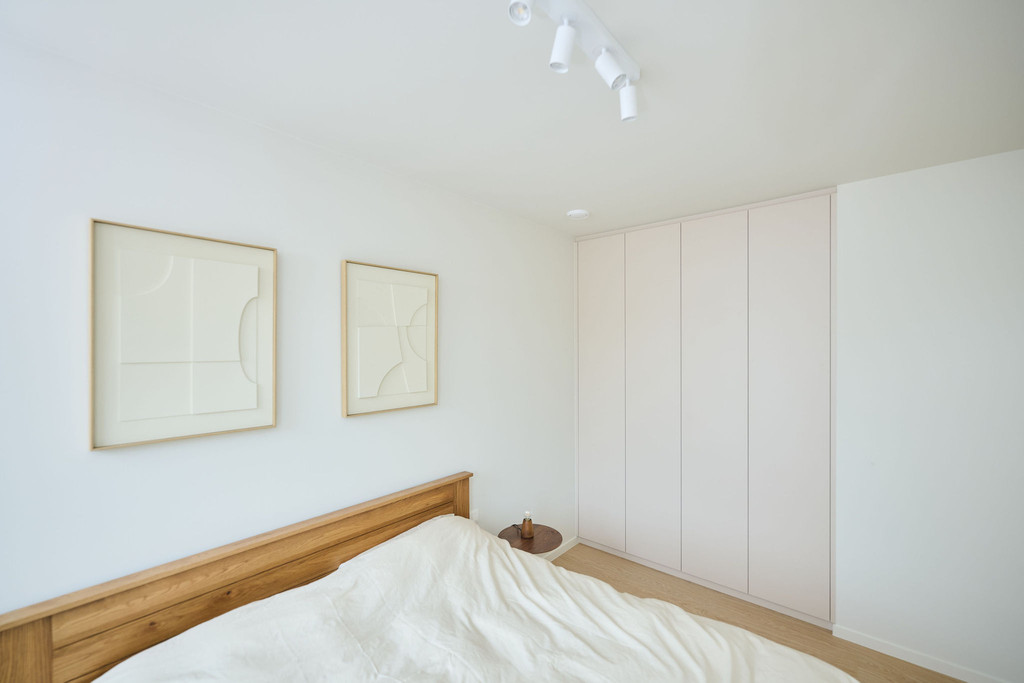 Chambre lumineuse avec armoire encastrée sur mesure et lit en bois clair