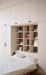 Opklapbed in beige kast met nichevakken