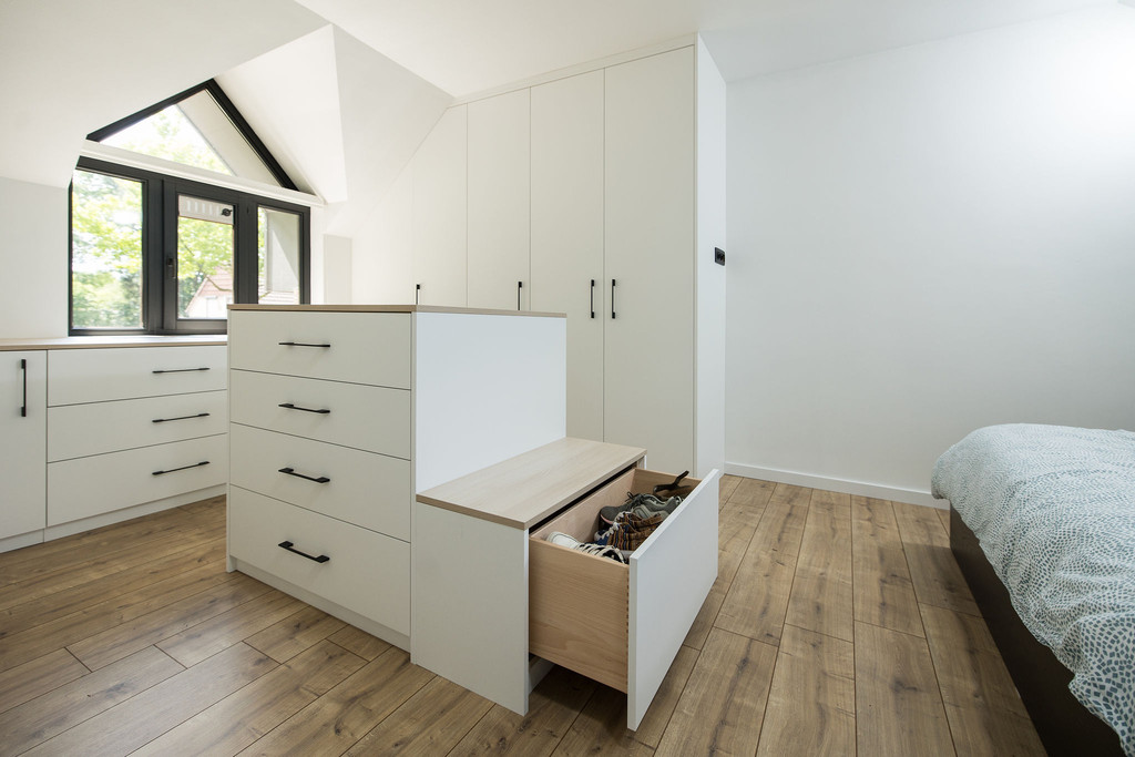 Dressing sur mesure blanc avec assise et ilot central