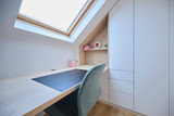 bureau op maat in kinderkamer in houttint