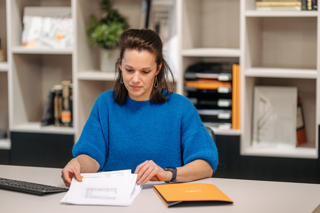 Architecte d'intérieur Caroline à son bureau