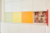 rangement sur mesure salle de jeux colorées